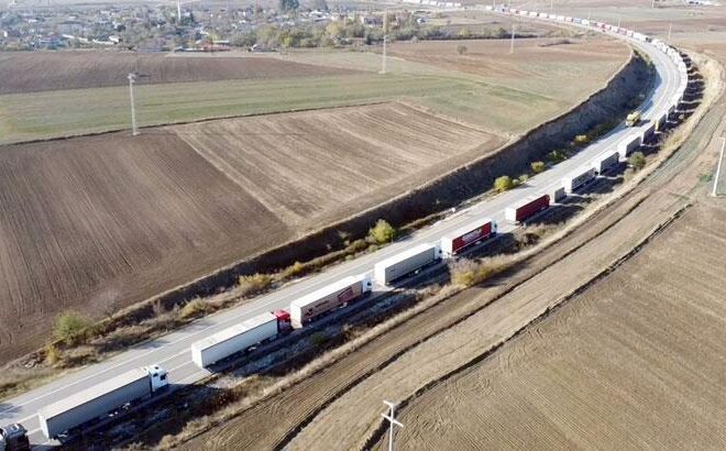 Sınır kapılarında sistem değişti: 25 kilometre TIR kuyruğu oluştu